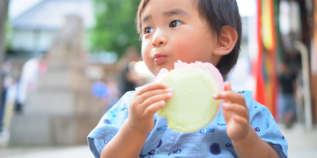 おせんべいを食べる子供のイメージ